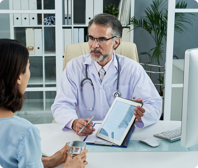trigger-finger-medium-shot-middle-aged-doctor-explaining-diagnosis